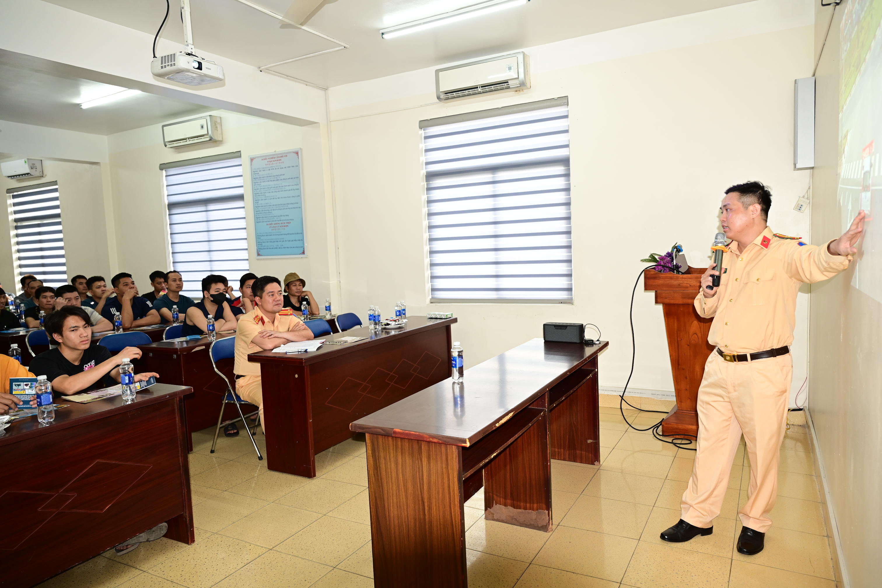 Đội CSGT số 4: Tuyên truyền kiến thức, kỹ năng tham gia giao thông tới gần 100 công nhân tại Công ty TNHH New Hope (khu công nghiệp Đình Vũ)